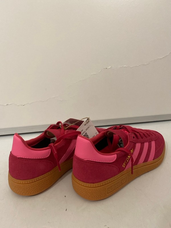 Lot 282  
            Nottingham SR7 – Delivery Only 

                
ADIDAS HANDBALL SPEZIAL J TRAINERS SIZE: UK 3