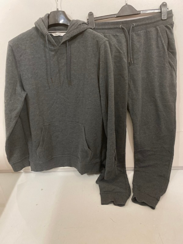 Lot 292  
            Nottingham SR7 – Delivery Only 

                
QTY OF DESIGNER CLOTHING IN VARIOUS SIZES AND DESIGNS