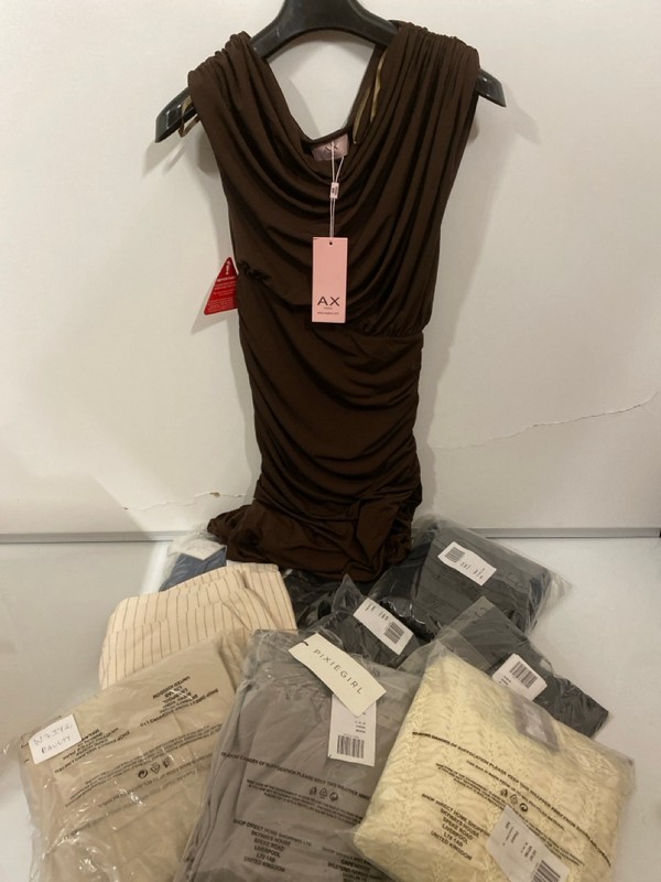 Lot 293  
            Nottingham SR7 – Delivery Only 

                
QTY OF DESIGNER CLOTHING IN VARIOUS SIZES AND DESIGNS