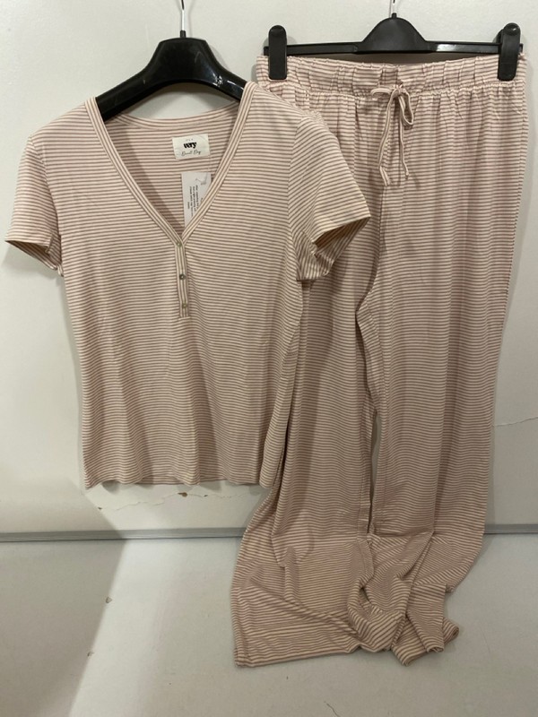 Lot 293  
            Nottingham SR7 – Delivery Only 

                
QTY OF DESIGNER CLOTHING IN VARIOUS SIZES AND DESIGNS