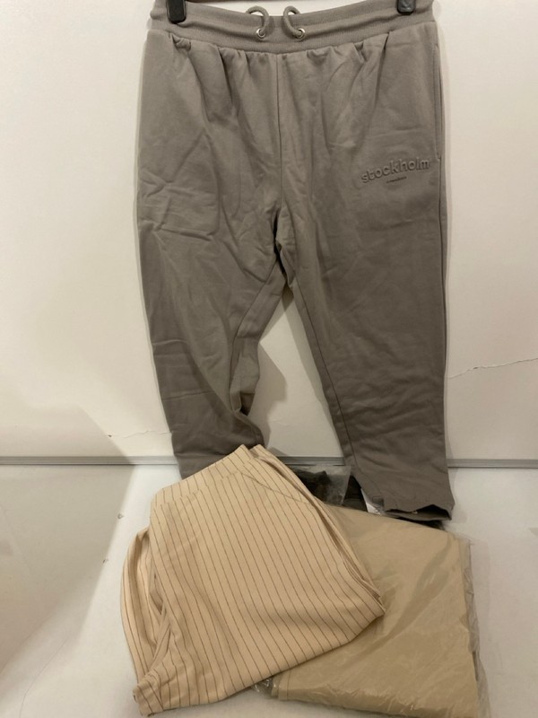 Lot 293  
            Nottingham SR7 – Delivery Only 

                
QTY OF DESIGNER CLOTHING IN VARIOUS SIZES AND DESIGNS