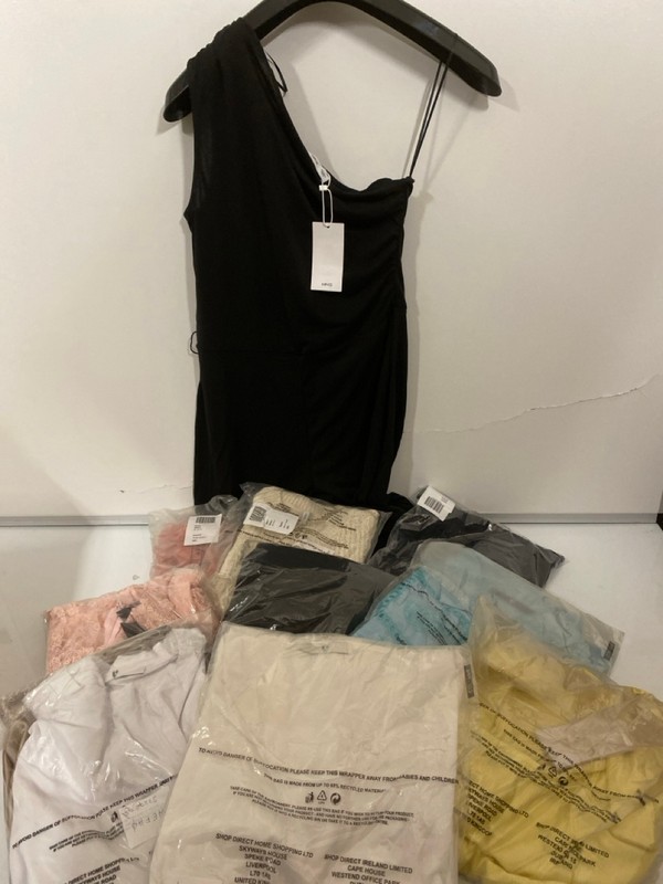 Lot 296  
            Nottingham SR7 – Delivery Only 

                
QTY OF DESIGNER CLOTHING IN VARIOUS SIZES AND DESIGNS