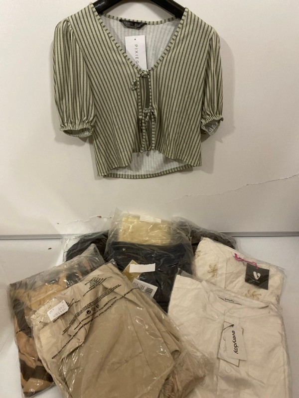 Lot 297  
            Nottingham SR7 – Delivery Only 

                
QTY OF DESIGNER CLOTHING IN VARIOUS SIZES AND DESIGNS