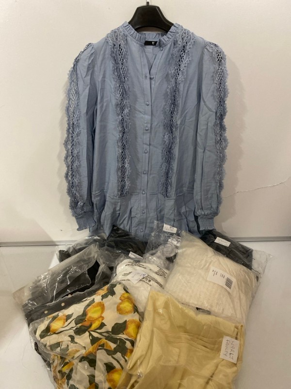 Lot 298  
            Nottingham SR7 – Delivery Only 

                
QTY OF DESIGNER CLOTHING IN VARIOUS SIZES AND DESIGNS