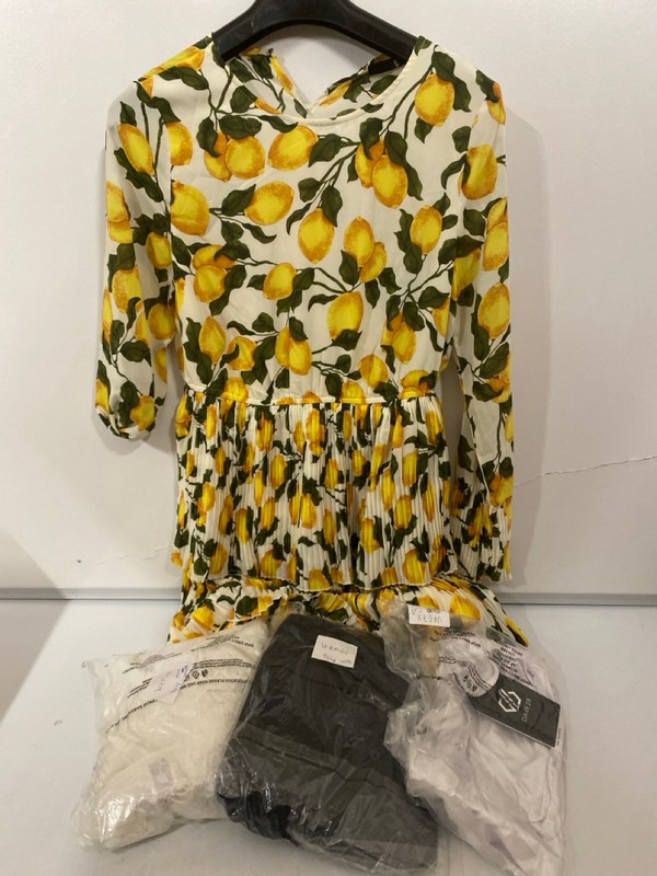 Lot 298  
            Nottingham SR7 – Delivery Only 

                
QTY OF DESIGNER CLOTHING IN VARIOUS SIZES AND DESIGNS