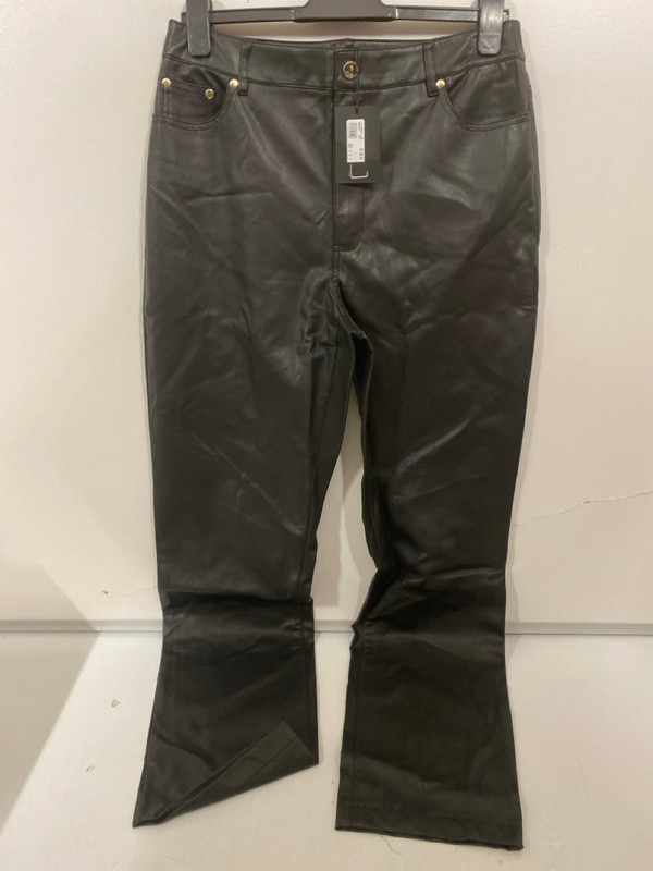 Lot 298  
            Nottingham SR7 – Delivery Only 

                
QTY OF DESIGNER CLOTHING IN VARIOUS SIZES AND DESIGNS