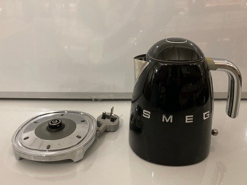 Lot 2  
            Nottingham SR7 – Delivery Only 

                
SMEG BLACK JUG KETTLE ORIGINAL RRP £149.99