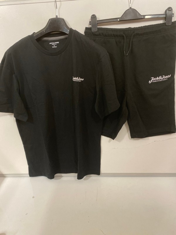 Lot 301  
            Nottingham SR7 – Delivery Only 

                
QTY OF DESIGNER CLOTHING IN VARIOUS SIZES AND DESIGNS - Image 3