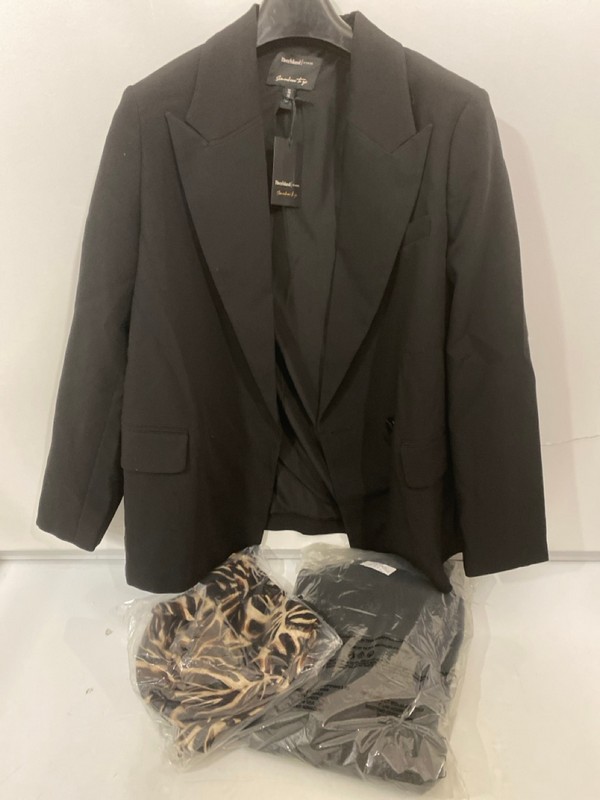 Lot 301  
            Nottingham SR7 – Delivery Only 

                
QTY OF DESIGNER CLOTHING IN VARIOUS SIZES AND DESIGNS - Image 4