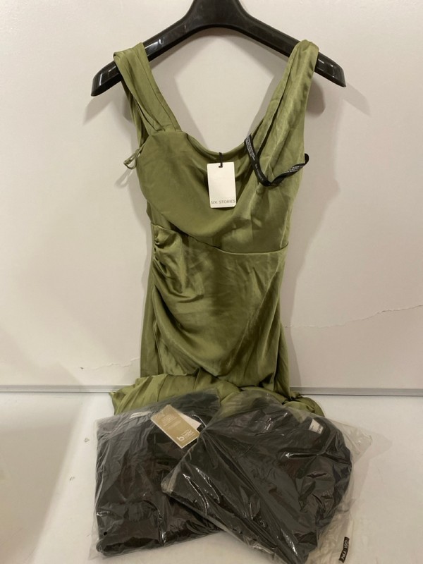 Lot 302  
            Nottingham SR7 – Delivery Only 

                
QTY OF DESIGNER CLOTHING IN VARIOUS SIZES AND DESIGNS - Image 3