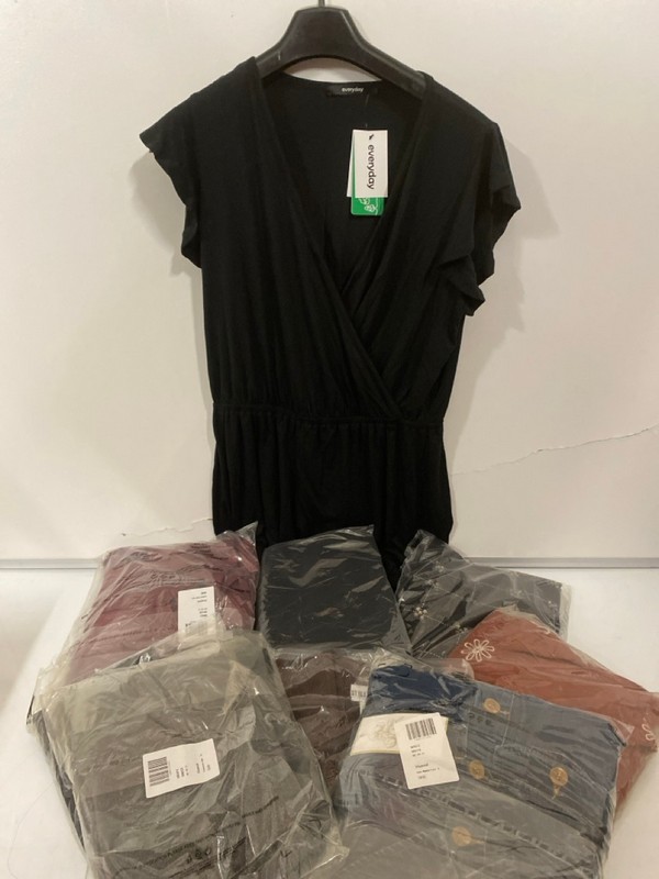 Lot 303  
            Nottingham SR7 – Delivery Only 

                
QTY OF DESIGNER CLOTHING IN VARIOUS SIZES AND DESIGNS