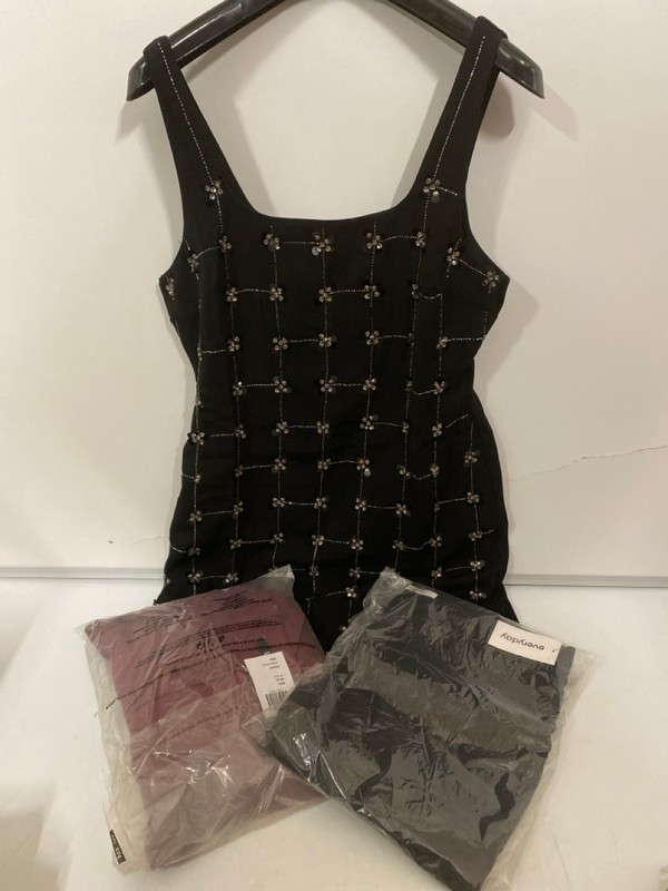 Lot 303  
            Nottingham SR7 – Delivery Only 

                
QTY OF DESIGNER CLOTHING IN VARIOUS SIZES AND DESIGNS - Image 2