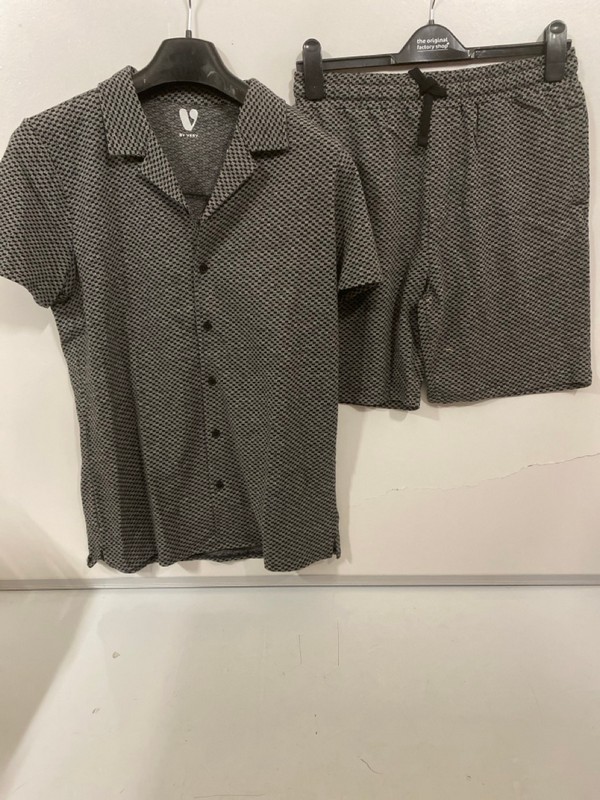 Lot 304  
            Nottingham SR7 – Delivery Only 

                
QTY OF DESIGNER CLOTHING IN VARIOUS SIZES AND DESIGNS