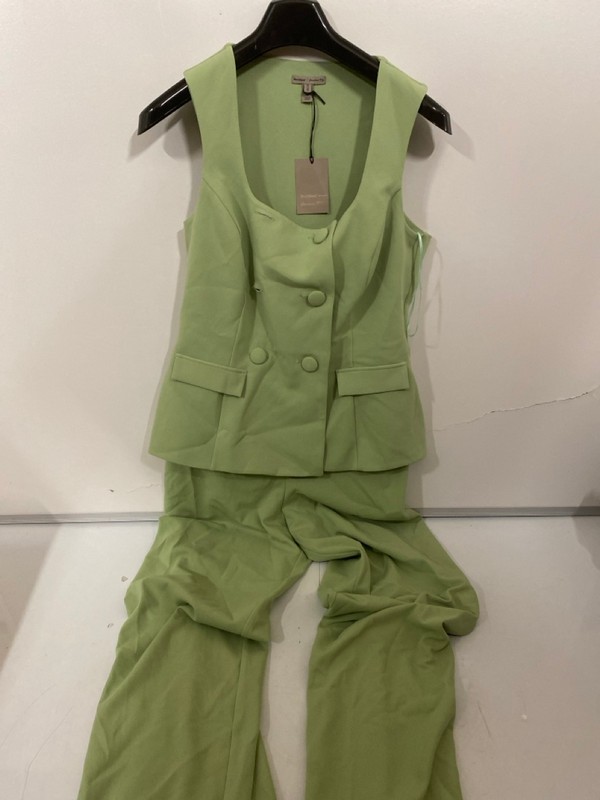 Lot 307  
            Nottingham SR7 – Delivery Only 

                
QTY OF DESIGNER CLOTHING IN VARIOUS SIZES AND DESIGNS