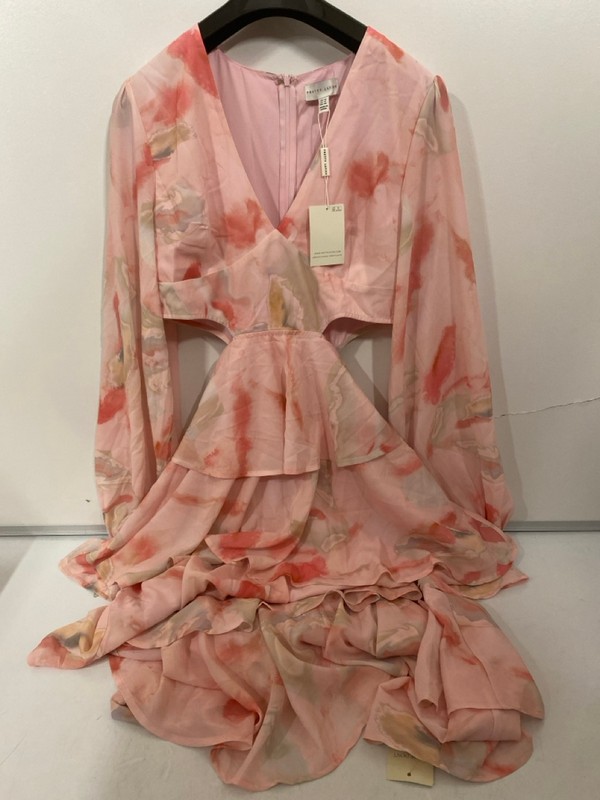 Lot 309  
            Nottingham SR7 – Delivery Only 

                
QTY OF DESIGNER CLOTHING IN VARIOUS SIZES AND DESIGNS - Image 3