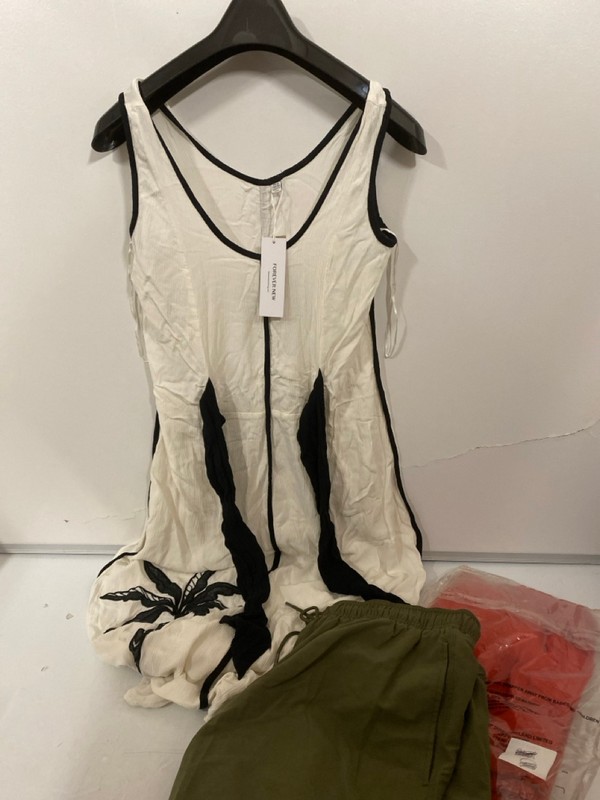Lot 311  
            Nottingham SR7 – Delivery Only 

                
QTY OF DESIGNER CLOTHING IN VARIOUS SIZES AND DESIGNS