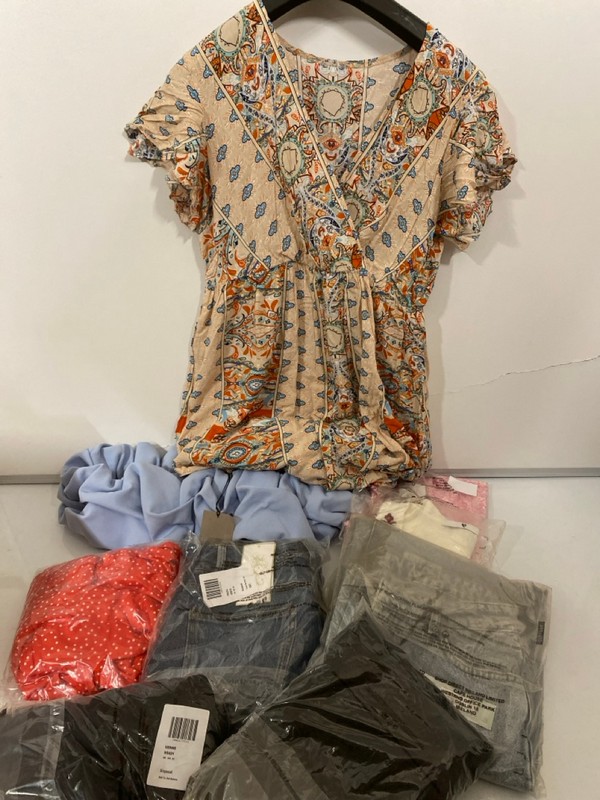 Lot 312  
            Nottingham SR7 – Delivery Only 

                
QTY OF DESIGNER CLOTHING IN VARIOUS SIZES AND DESIGNS