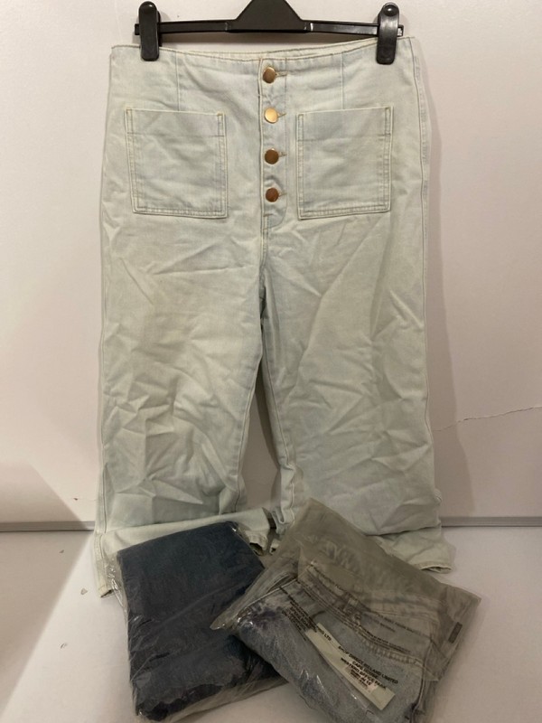 Lot 312  
            Nottingham SR7 – Delivery Only 

                
QTY OF DESIGNER CLOTHING IN VARIOUS SIZES AND DESIGNS