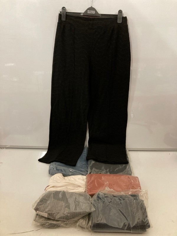 Lot 315  
            Nottingham SR7 – Delivery Only 

                
QTY OF DESIGNER CLOTHING IN VARIOUS SIZES AND DESIGNS - Image 2