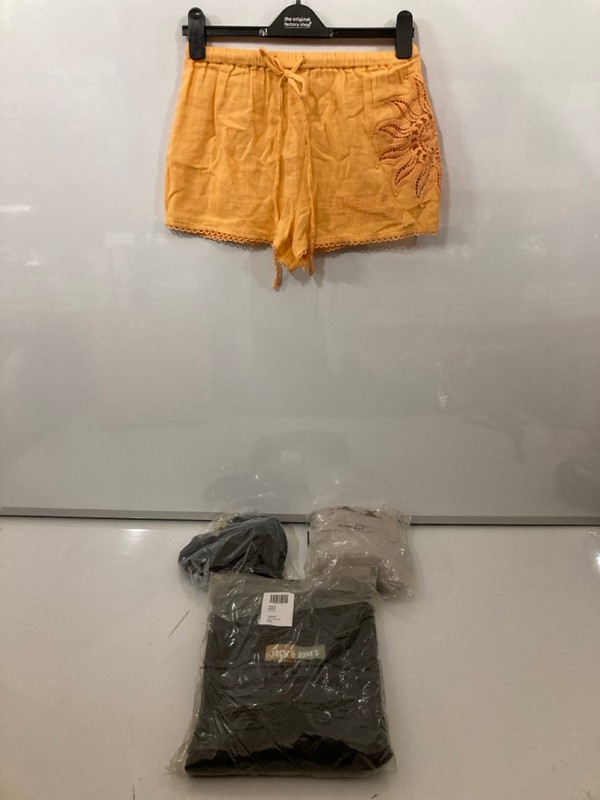 Lot 316  
            Nottingham SR7 – Delivery Only 

                
QTY OF DESIGNER CLOTHING IN VARIOUS SIZES AND DESIGNS - Image 3