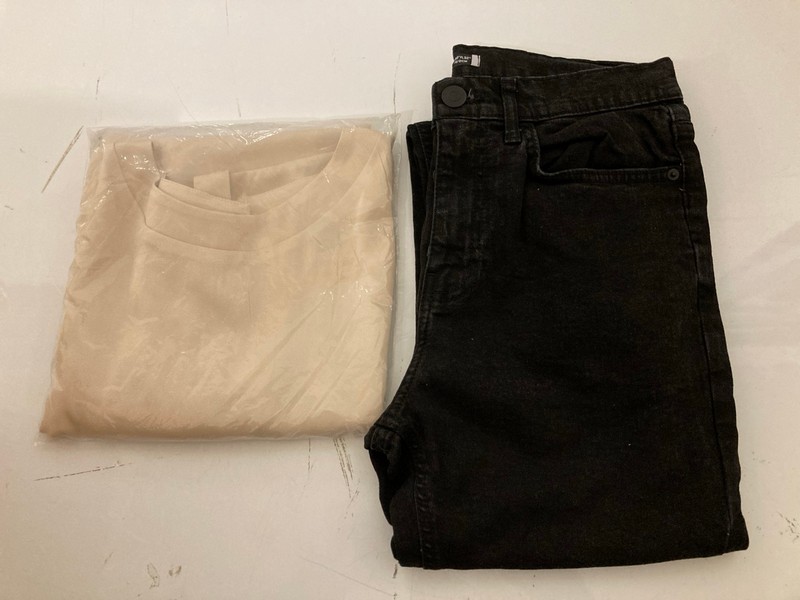 Lot 317  
            Nottingham SR7 – Delivery Only 

                
QTY OF DESIGNER CLOTHING IN VARIOUS SIZES AND DESIGNS - Image 3