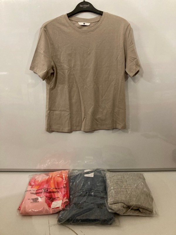 Lot 319  
            Nottingham SR7 – Delivery Only 

                
QTY OF DESIGNER CLOTHING IN VARIOUS SIZES AND DESIGNS