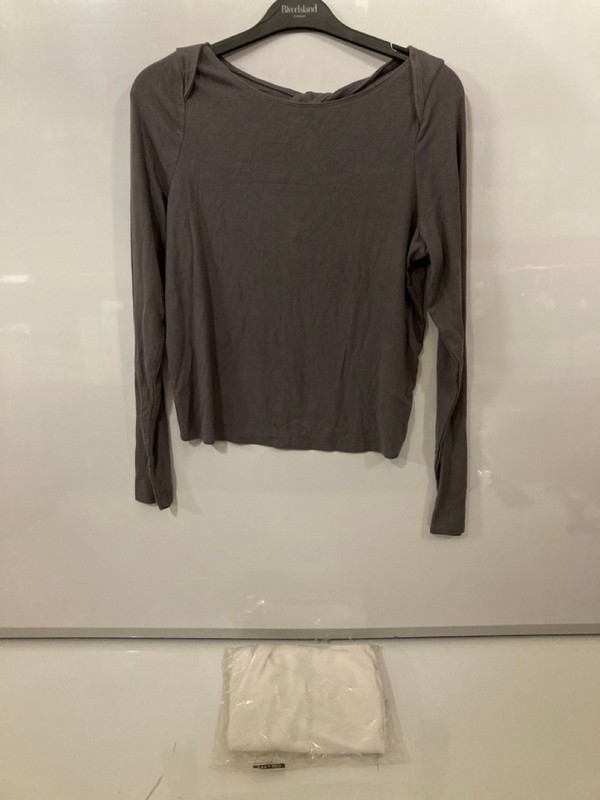 Lot 322  
            Nottingham SR7 – Delivery Only 

                
QTY OF DESIGNER CLOTHING IN VARIOUS SIZES AND DESIGNS