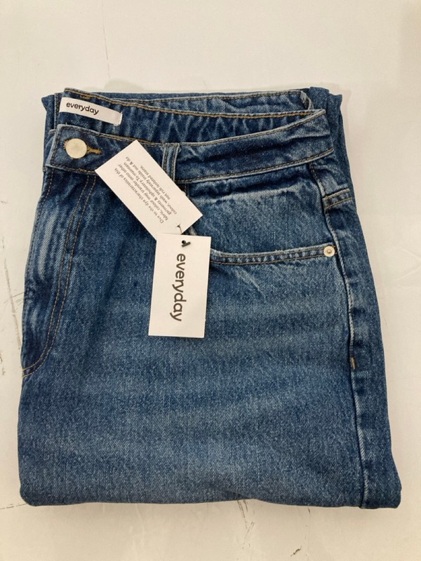 Lot 323  
            Nottingham SR7 – Delivery Only 

                
QTY OF DESIGNER CLOTHING IN VARIOUS SIZES AND DESIGNS - Image 3