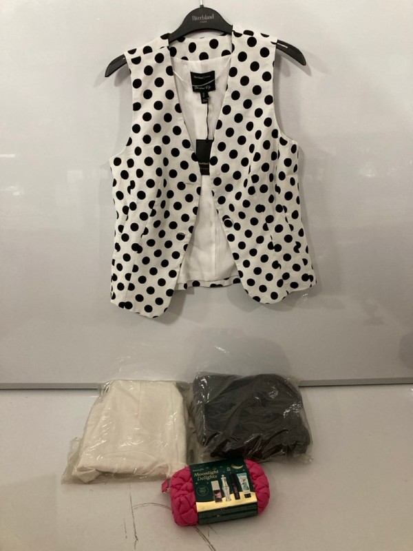 Lot 324  
            Nottingham SR7 – Delivery Only 

                
QTY OF DESIGNER CLOTHING IN VARIOUS SIZES AND DESIGNS