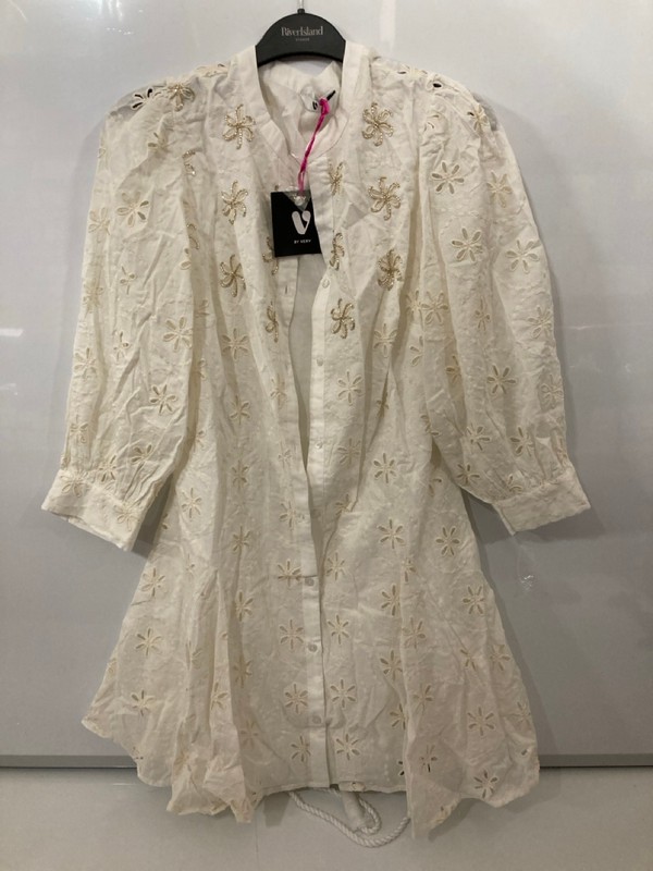 Lot 324  
            Nottingham SR7 – Delivery Only 

                
QTY OF DESIGNER CLOTHING IN VARIOUS SIZES AND DESIGNS - Image 3