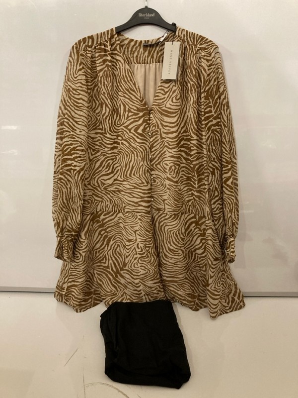 Lot 324  
            Nottingham SR7 – Delivery Only 

                
QTY OF DESIGNER CLOTHING IN VARIOUS SIZES AND DESIGNS - Image 4