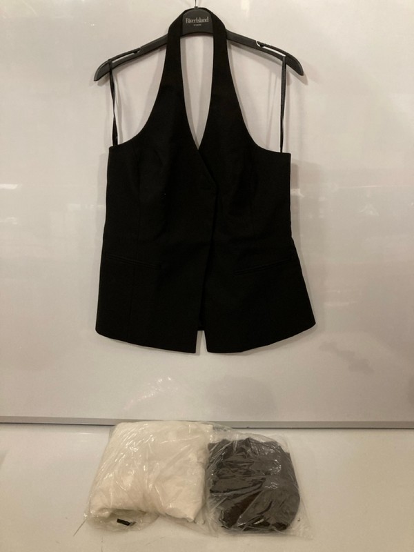 Lot 325  
            Nottingham SR7 – Delivery Only 

                
QTY OF DESIGNER CLOTHING IN VARIOUS SIZES AND DESIGNS