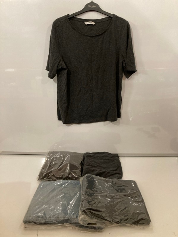 Lot 326  
            Nottingham SR7 – Delivery Only 

                
QTY OF DESIGNER CLOTHING IN VARIOUS SIZES AND DESIGNS