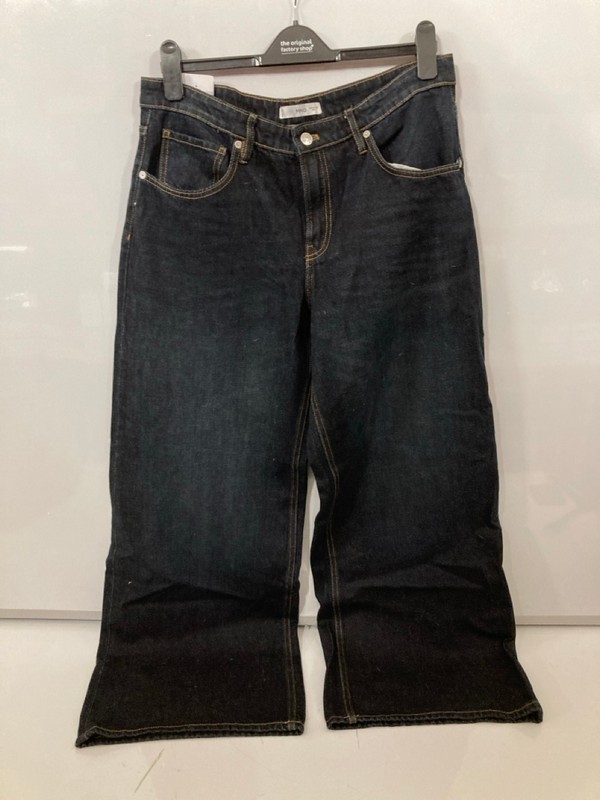 Lot 327  
            Nottingham SR7 – Delivery Only 

                
QTY OF DESIGNER CLOTHING IN VARIOUS SIZES AND DESIGNS - Image 4