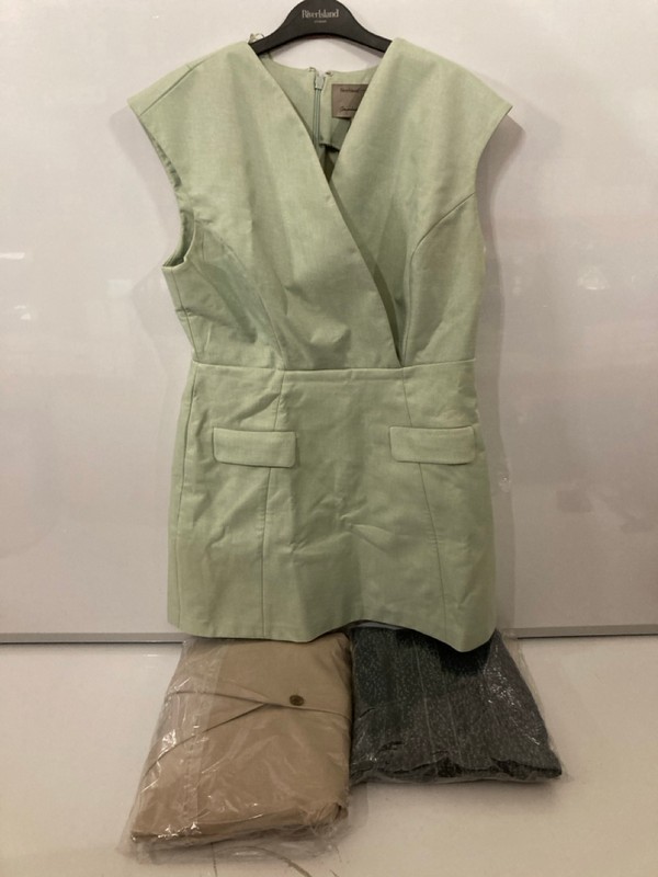 Lot 331  
            Nottingham SR7 – Delivery Only 

                
QTY OF DESIGNER CLOTHING IN VARIOUS SIZES AND DESIGNS