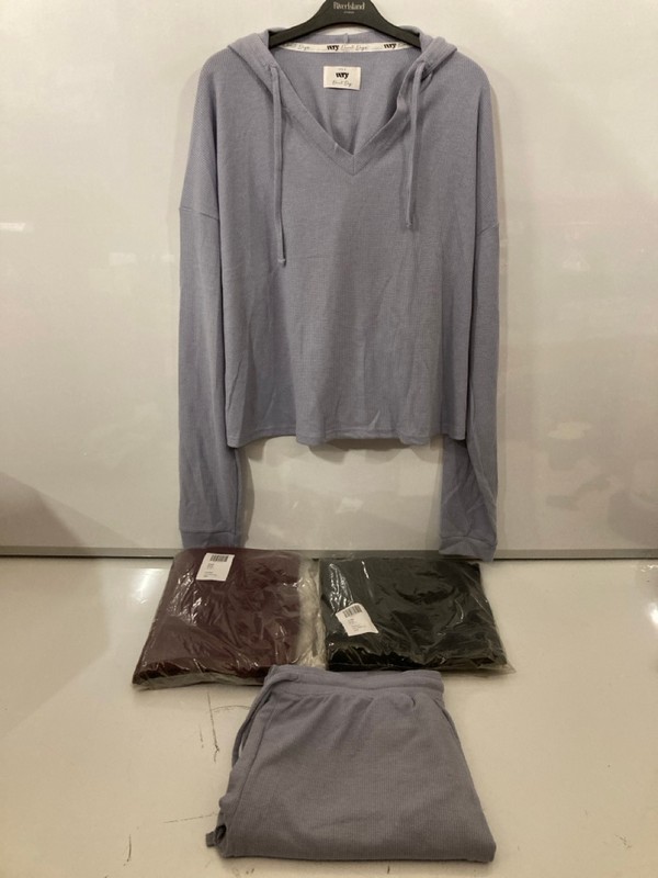 Lot 338  
            Nottingham SR7 – Delivery Only 

                
QTY OF DESIGNER CLOTHING IN VARIOUS SIZES AND DESIGNS - Image 3