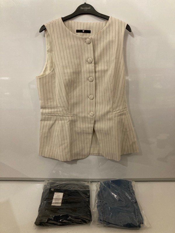 Lot 339  
            Nottingham SR7 – Delivery Only 

                
QTY OF DESIGNER CLOTHING IN VARIOUS SIZES AND DESIGNS