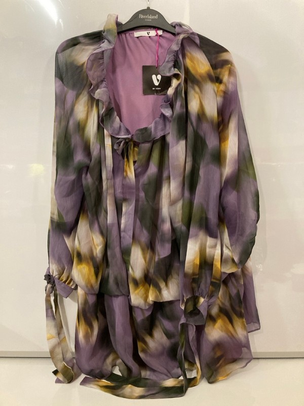 Lot 340  
            Nottingham SR7 – Delivery Only 

                
QTY OF DESIGNER CLOTHING IN VARIOUS SIZES AND DESIGNS