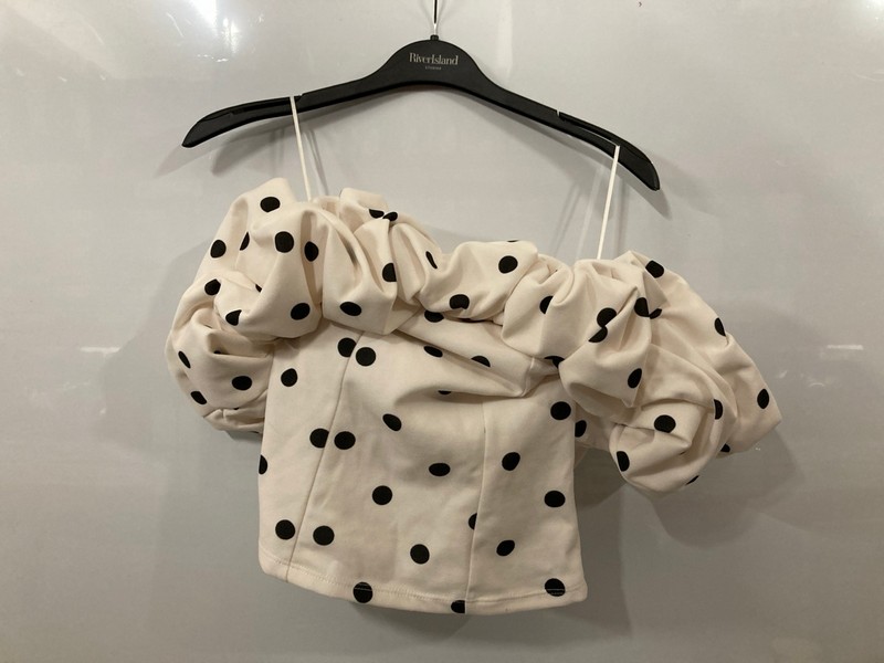 Lot 343  
            Nottingham SR7 – Delivery Only 

                
QTY OF DESIGNER CLOTHING IN VARIOUS SIZES AND DESIGNS - Image 3