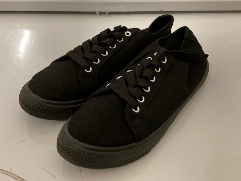 Lot 345  
            Nottingham SR7 – Delivery Only 

                
QTY OF SHOES IN VARIOUS DESIGNS AND SIZES - Image 3