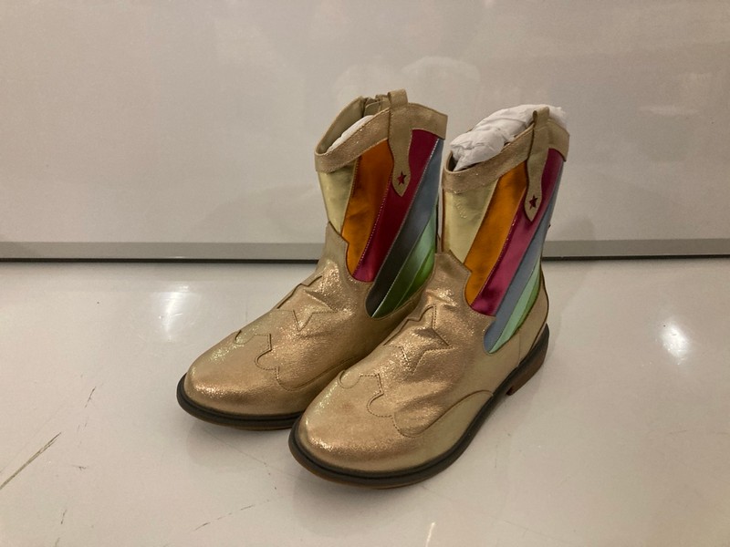 Lot 346  
            Nottingham SR7 – Delivery Only 

                
QTY OF SHOES IN VARIOUS DESIGNS AND SIZES - Image 4