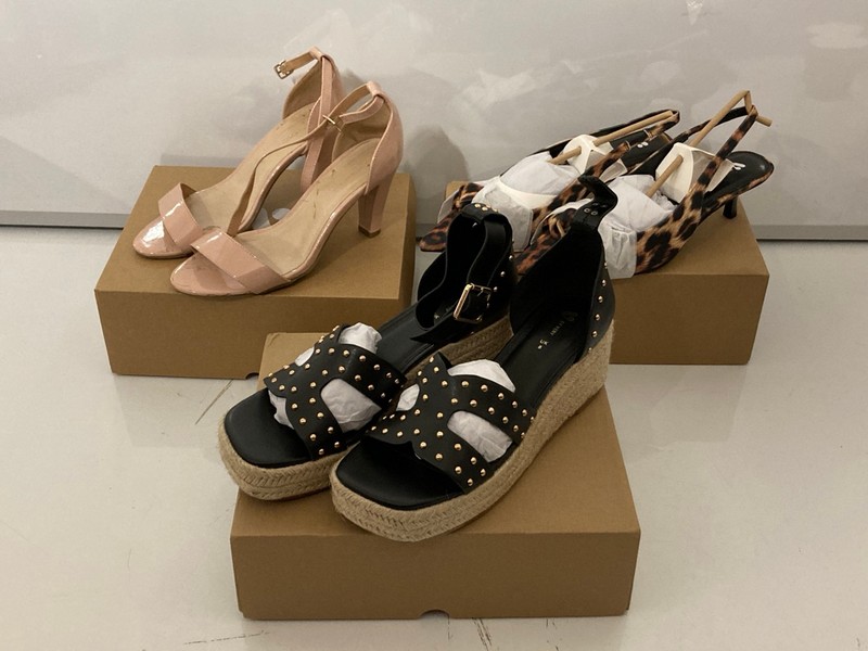 Lot 347  
            Nottingham SR7 – Delivery Only 

                
3 X PAIRS OF WOMEN'S SHOES INC LEOPARD PRINT HIGH HEELS IN VARIOUS SIZES