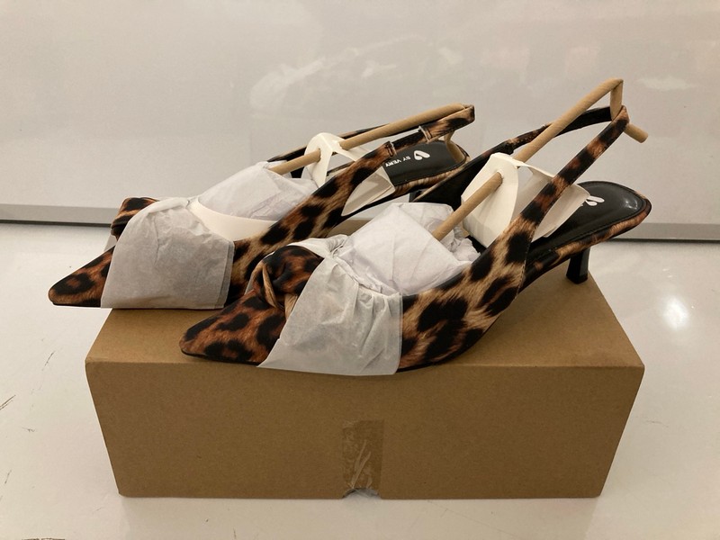 Lot 347  
            Nottingham SR7 – Delivery Only 

                
3 X PAIRS OF WOMEN'S SHOES INC LEOPARD PRINT HIGH HEELS IN VARIOUS SIZES - Image 4