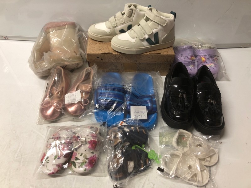 Lot 350  
            Nottingham SR7 – Delivery Only 

                
QTY OF KIDS SHOES IN VARIOUS DESIGNS AND SIZES