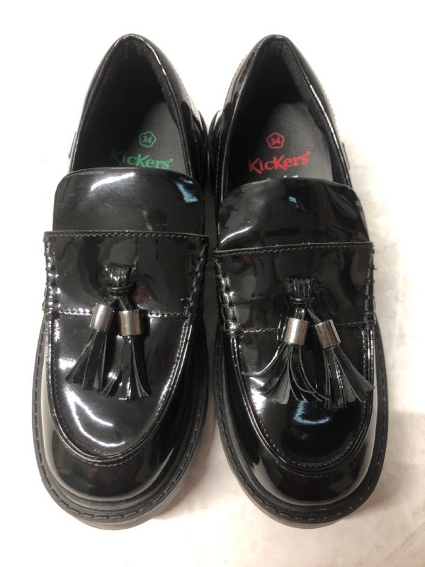 Lot 350  
            Nottingham SR7 – Delivery Only 

                
QTY OF KIDS SHOES IN VARIOUS DESIGNS AND SIZES - Image 3