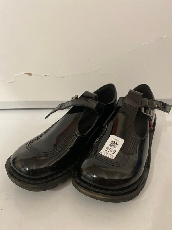 Lot 353  
            Nottingham SR7 – Delivery Only 

                
PAIR OF KIDS KICKERS SCHOOL SHOES SIZE: EU 37