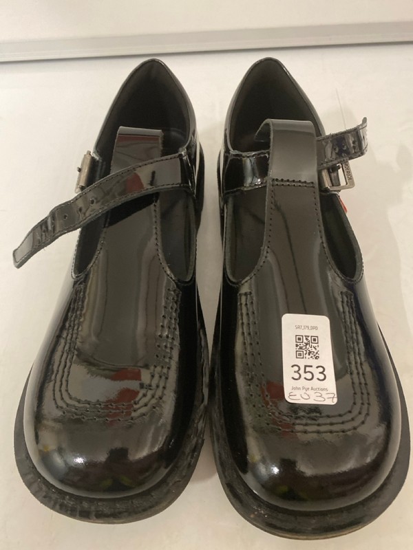 Lot 353  
            Nottingham SR7 – Delivery Only 

                
PAIR OF KIDS KICKERS SCHOOL SHOES SIZE: EU 37