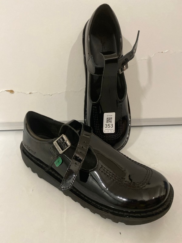 Lot 353  
            Nottingham SR7 – Delivery Only 

                
PAIR OF KIDS KICKERS SCHOOL SHOES SIZE: EU 37