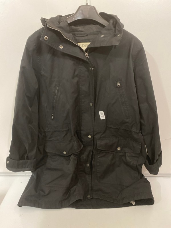 Lot 354  
            Nottingham SR7 – Delivery Only 

                
FATFACE WATERPROOF COAT SIZE: UK 20