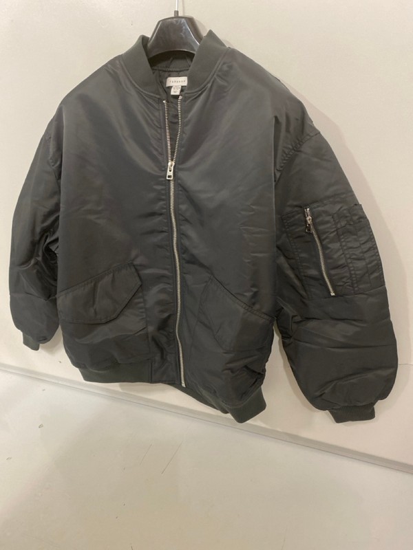 Lot 357  
            Nottingham SR7 – Delivery Only 

                
TOPSHOP BLACK BOMBER JACKET SIZE: S